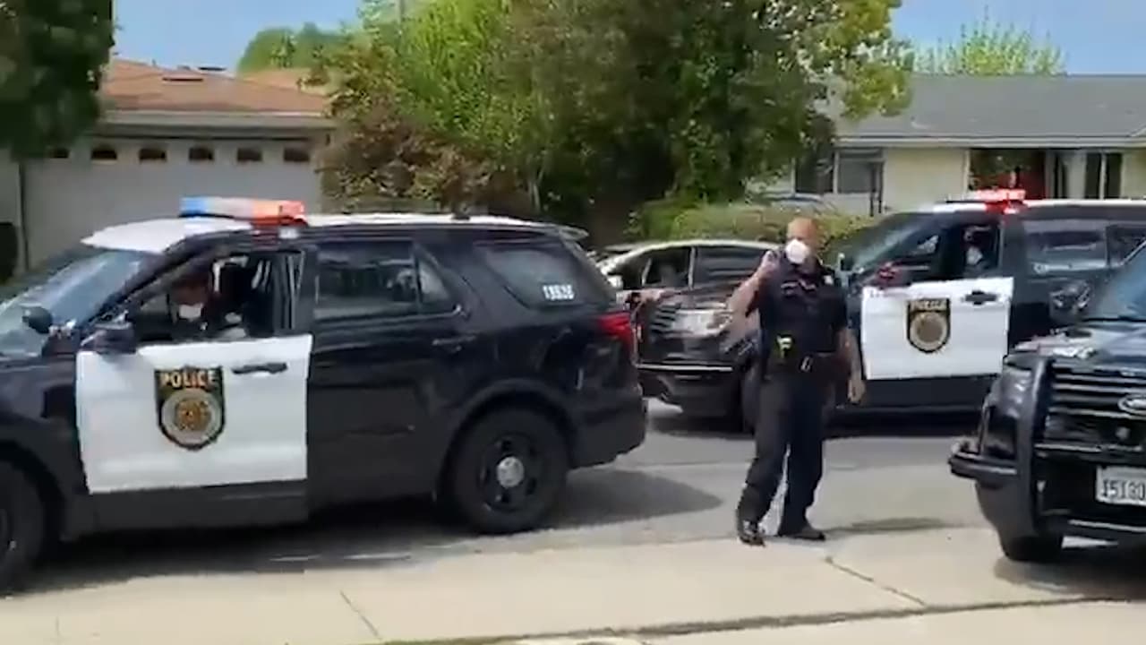 Ella pudo recibir desde su casa a un desfile de patrullas que pasaron con las luces de sirena encendidas, además de varios autos con globos y mensajes de felicidad.