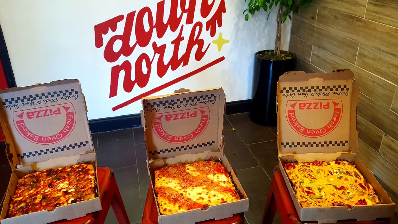 <b>Down North Pizza</b>: Esta nueva tienda en el norte de Filadelfia ofrece más que buena pizza. La tienda se creó para brindar oportunidades profesionales y salarios justos a las personas anteriormente encarceladas. Echa un vistazo a los pasteles al estilo de Detroit nombrados en honor a los raperos de Filadelfia. 📍 
<a href="https://www.google.com/maps/place/2804+W+Lehigh+Ave,+Philadelphia,+PA+19132/@39.9966713,-75.1794174,17z/data=!3m1!4b1!4m5!3m4!1s0x89c6c7f4af9e79d7:0xf9762884d6f7b7e9!8m2!3d39.9966713!4d-75.1772234" target="_blank">2804 W Lehigh Ave.</a>