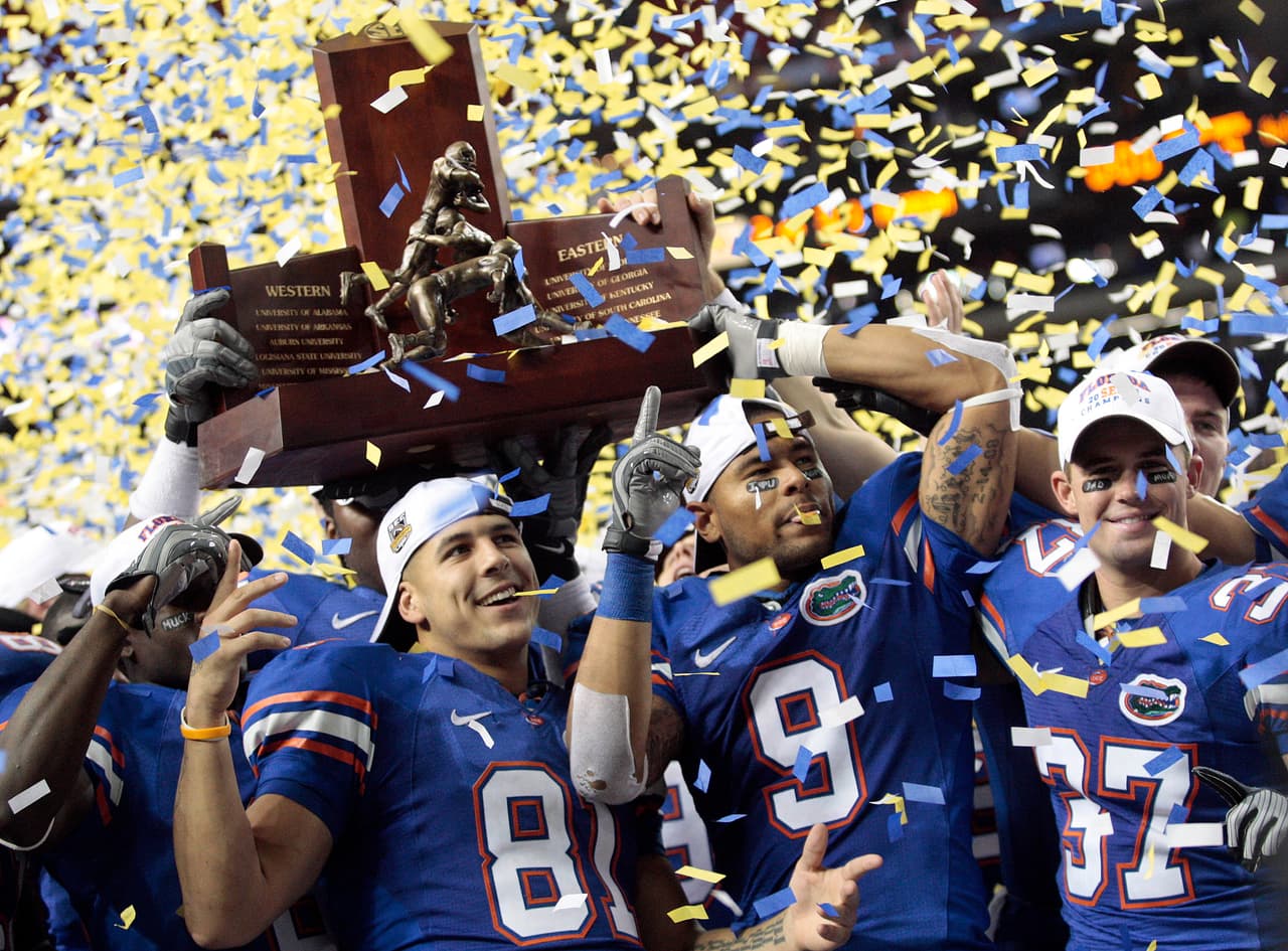 En el 2009, Aaron Hernandez logró el titulo del BCS National Championship Game ante los Oklahoma Sooners por marcador 24-14. Además, ese año el jugador logró el reconocimiento John Mackey al mejor 'tight end' de la temporada en los Estados Unidos.