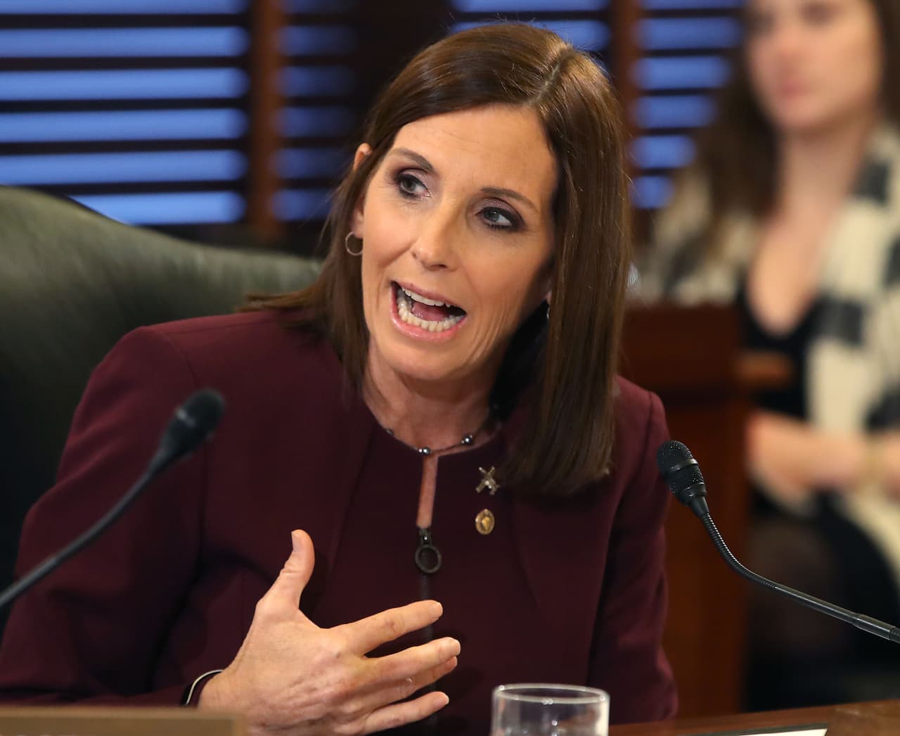 "¡Quedemonos en casa y luchemos juntos!": McSally ante reportes  de parques llenos en Arizona