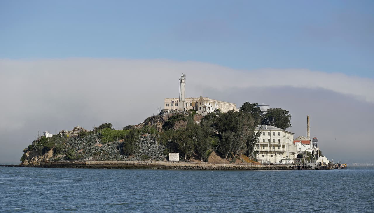 <h2 class="cms-H2-H2"><b>Isla de Alcatraz, San Francisco</b></h2>
<br>
<br>Esta antigua prisión federal albergó a algunos de los criminales más notorios de la historia como Al Capone. A pesar de los múltiples intentos, ningún prisionero pudo escapar y varios perdieron la vida en medio de la miseria de esta prisión de máxima seguridad. Trabajadores y visitantes
<b> han informado de voces y ruidos inexplicables </b>que emanaban de los pasillos.
