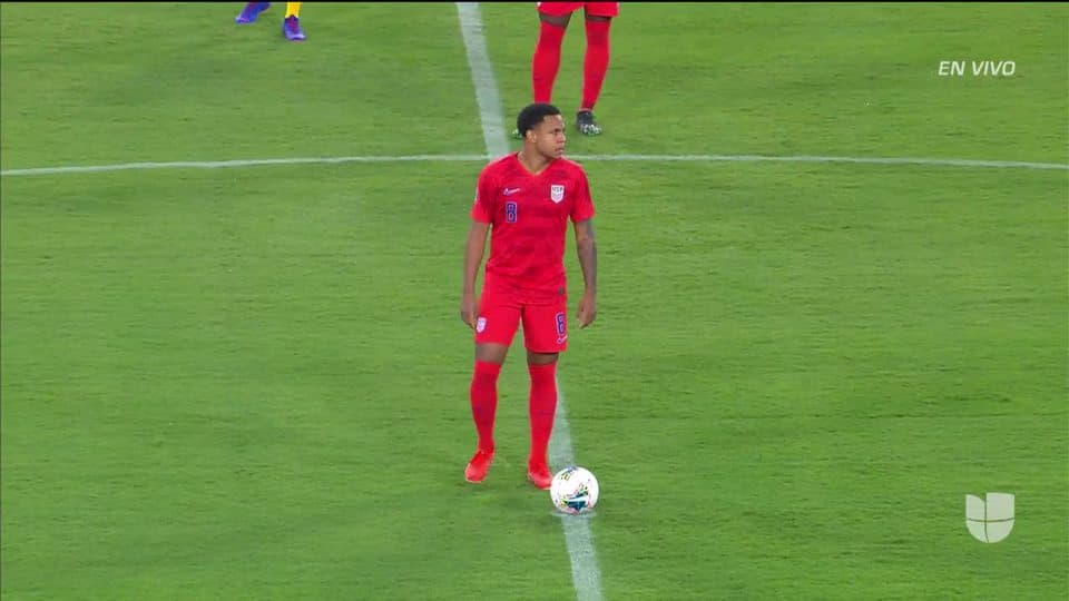 Arranca el partido y la pelota está en juego.
