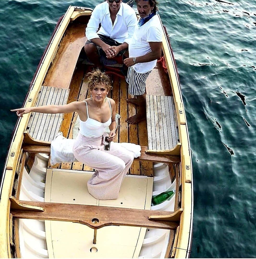 <h3 class="cms-H3-H3">2.- Dinero</h3>
<br>Una de las cuestiones con las que 
<b>A-Rod</b> ha tenido que aprender a lidiar en su vida es con la gente que está interesada en él por su 
<b>dinero</b>.
<br>
<br>"La gente que te rodea piensa que todo lo que tienes es 'cash'. Lo que sea que leen en los periódicos que tú firmaste, piensan que alguien vino con un camión y te dejó toda esa plata en tu garaje. Por la razón que sea, algunas personas piensan, ¿dónde está mi parte?. Cuando eso no ocurre, puede crecer el resentimiento y la decepción", declaró.
<br>
<br>En esta foto, A-Rod y JLo disfrutan de un 
<b><a href="https://www.univision.com/entretenimiento/jennifer-lopez-y-alex-rodriguez-comparten-sus-vacaciones-en-italia-fotos" target="_blank">paseo en barco por la costa italiana</a></b> luego de cenar en un restaurante en Nerano. 10 de agosto de 2018.