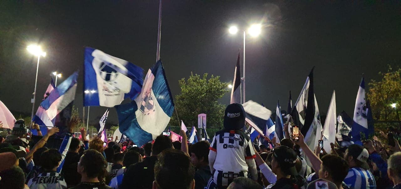 La afición de Rayados muestra confianza en su equipo y llega al Estadio con banderas, cánticos y bengalas.
