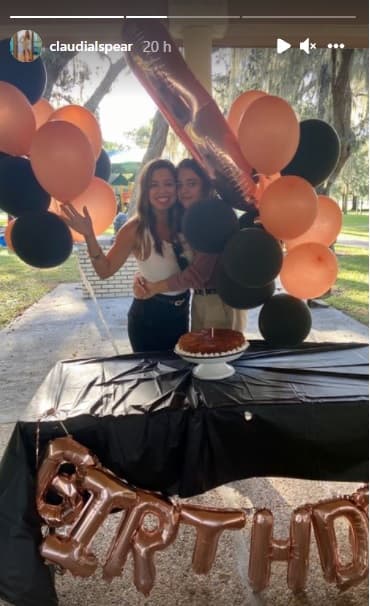 Las fotos de su fiesta de cumpleaños las compartió Claudia Spear, prima de la actriz, en su cuenta de Instagram. "Cuando las sobrinas crecen y nos pasan. Siempre estaré aquí mi reinita. 
<b>Felices 13 Maya. Más abrazos así</b>", escribió Claudia junto a las instantáneas de la cumpleañera.