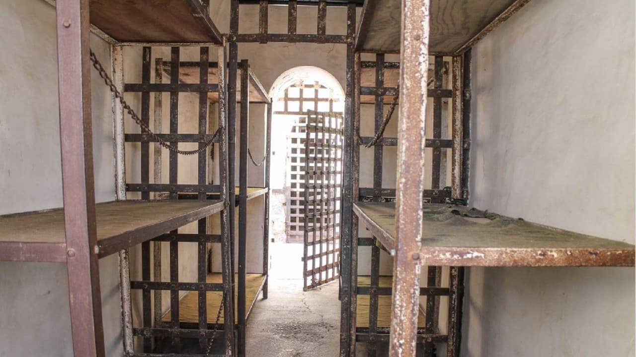 Visitantes han reportado escuchar gritos espeluznantes al recorrer los pasillos, así como llamadas de ayuda, ruidos de cadenas e incluso ser perseguidos por los reclusos que todavía ocupan sus celdas.