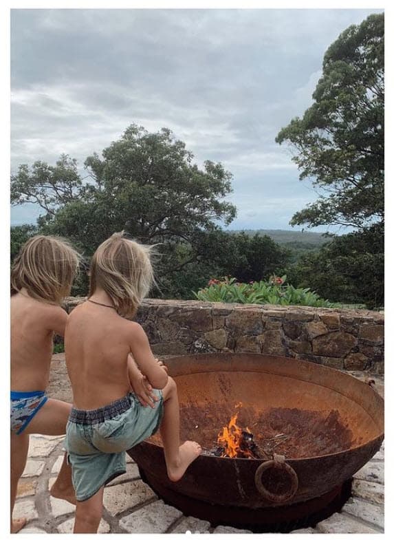 "A Tristan le crece muy rápido el pelo y a él le da un poco igual tenerlo largo o corto, pero Sasha al que le ha salido bastante tarde, está encantado con su melena. India también lo quiere largo, aunque a veces no quiere peinarse, por los tirones. Pero, como le digo que si no se peina se lo corto, viene corriendo a que se lo cepille. Y, como tenemos la suerte de que por aquí los chicos llevan bastante el pelo largo, a nadie le importa, ni te dan la lata para que se lo cortes, ¡incluidas las abuelas!".