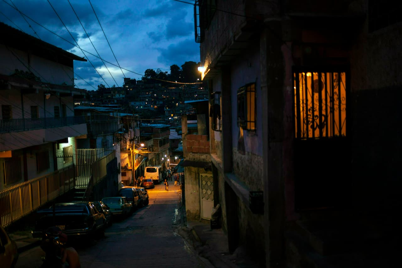 Cuando cae la noche, las calles de Caracas se vacían en una especie de toque de queda no declarado.