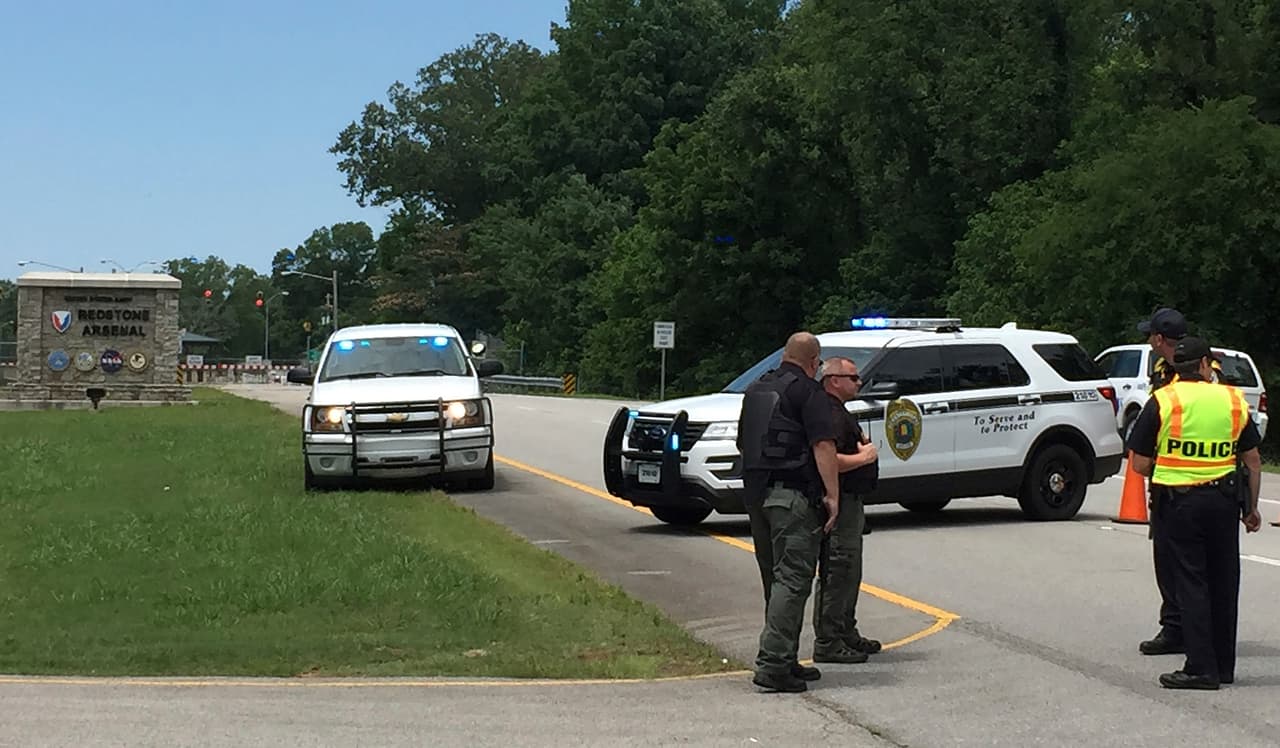 Autoridades bloquean la entrada de la base militar Redstone Arsenal este martes tras reportes de un posible tiroteo en su interior.