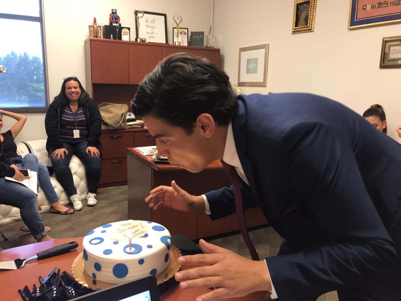 ¿Cuál habrá sido su deseo? Orlando le sopló muy fuerte.