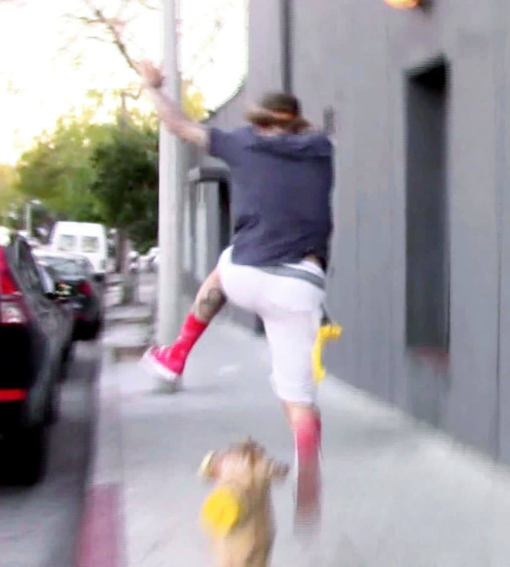 Dio un salto, lo que provocó que se le cayera su gorra Supreme.