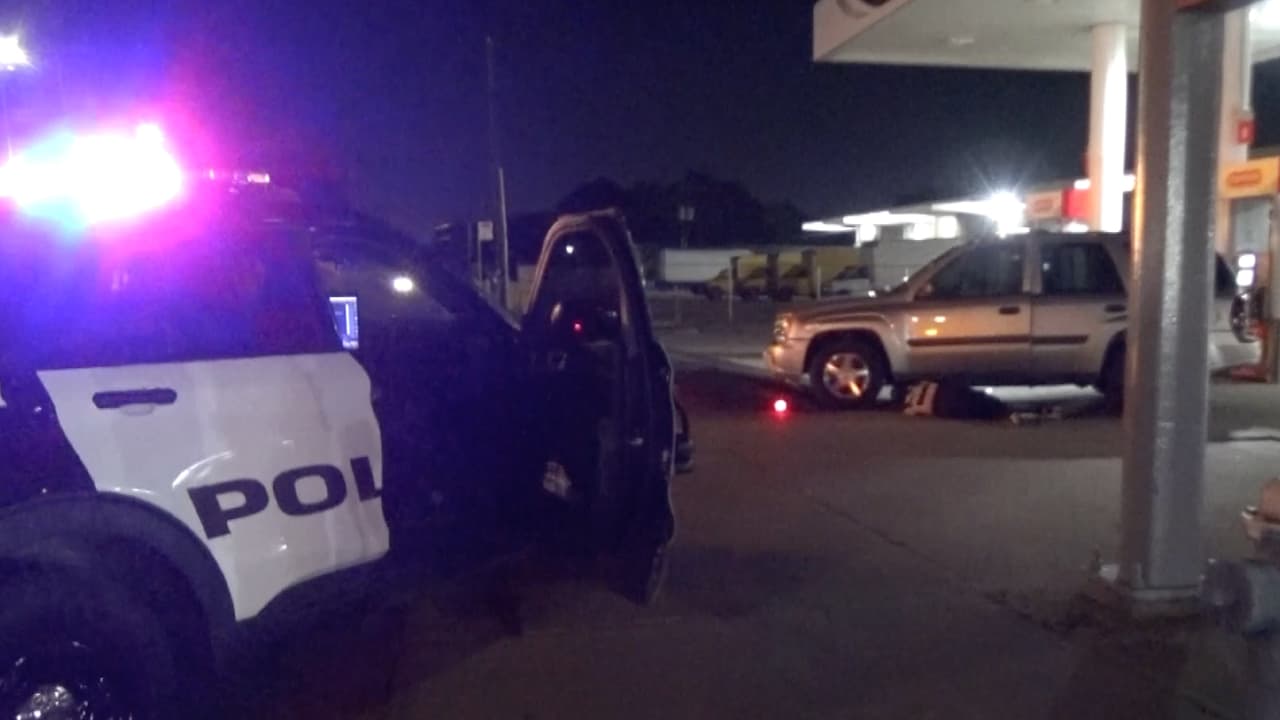 El Departamento de Policía de Houston (HPD) solicita ayuda ciudadana con información que lleve a esclarecer la muerte de un hombre que fue baleado dentro de su automóvil en una gasolinera ubicada al norte de la ciudad.