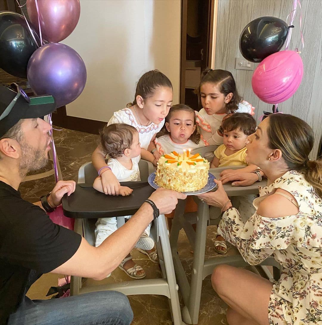 Días antes del cumpleaños de Emilia y Paula, los orgullosos papás festejaron a sus bebés con pastel y canciones, además de pasar unos días en la Rivera Maya en Quintana Roo.