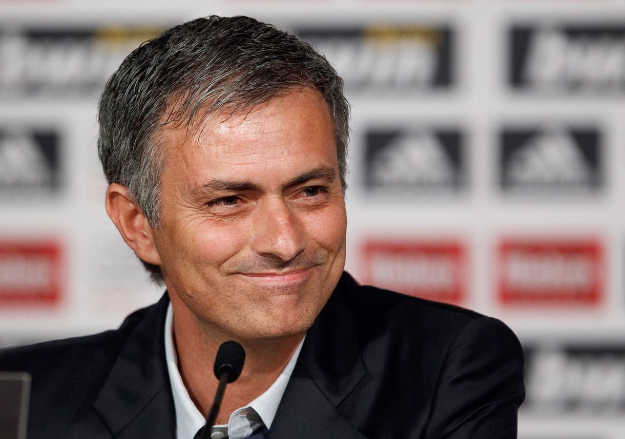 Con Johan Cruyff también ha tenido problemáticas como cuando Mourinho pidió que en vez de llamarlo ‘The Special One’ deberían decirle ‘The Only One (El Único) por ganar los tres campeonatos principales en Europa (Italia, España e Inglaterra).