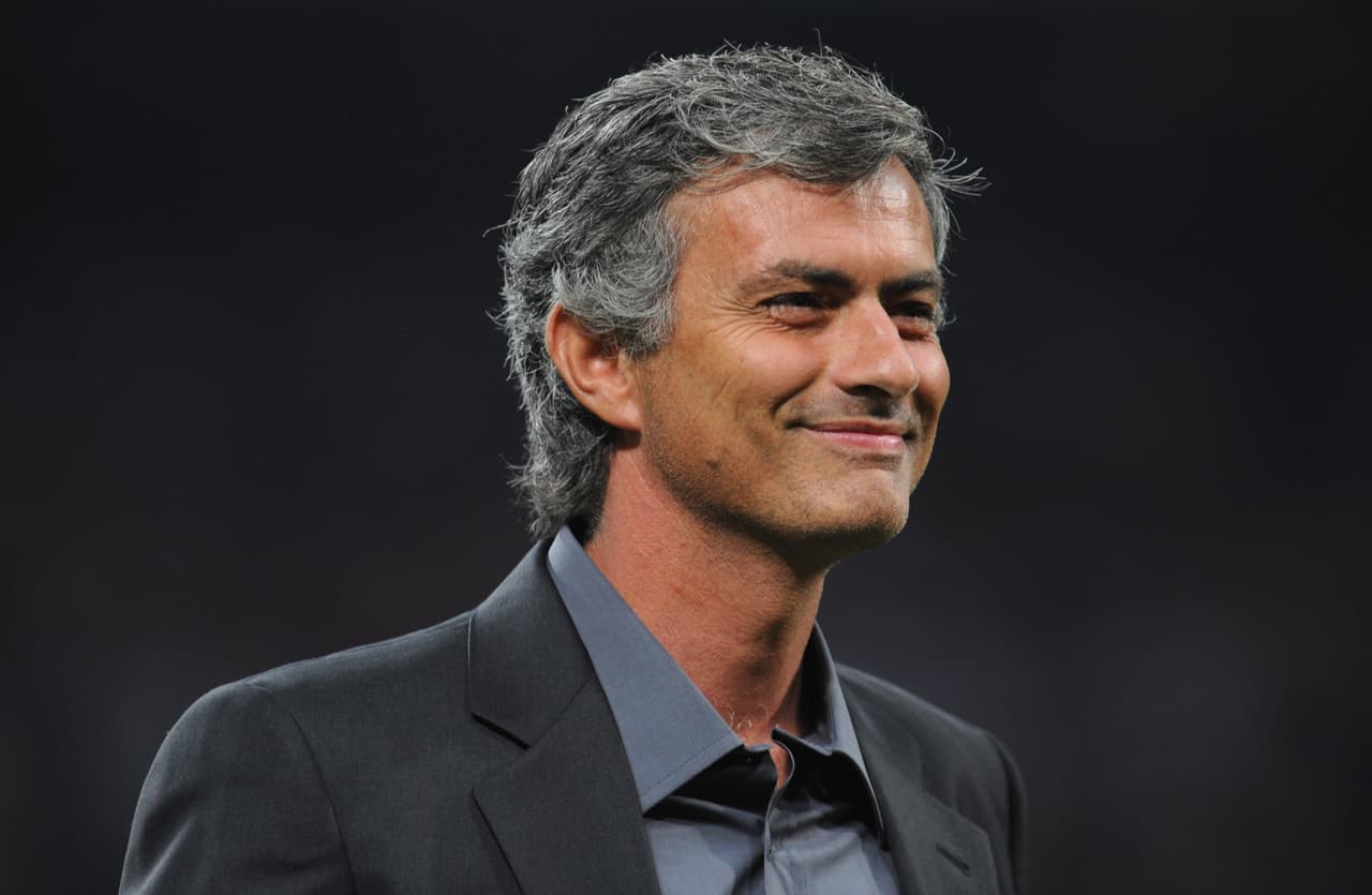 Mourinho también dedicó palabras para el astro holandés: “¿Cruyff dice que no soy un ejemplo para los jóvenes? No recuerdo que un equipo mío que haya perdido y mis rivales no hayan han podido celebrar en el campo porque habían activado los aspersores”, sobre la semifinal de Champions entre Inter y Barcelona en Cataluña.