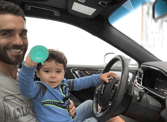 Marcus no ha dudado en compartir con su hijo su gusto por los autos y las motos.