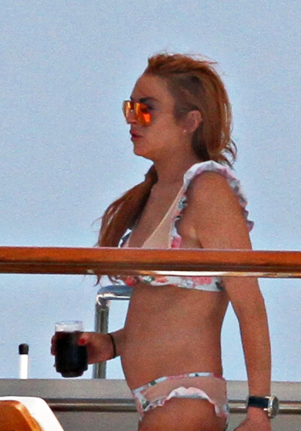 Fue vista en un yate en Italia con una bebida y rodeada de algunos amigos.