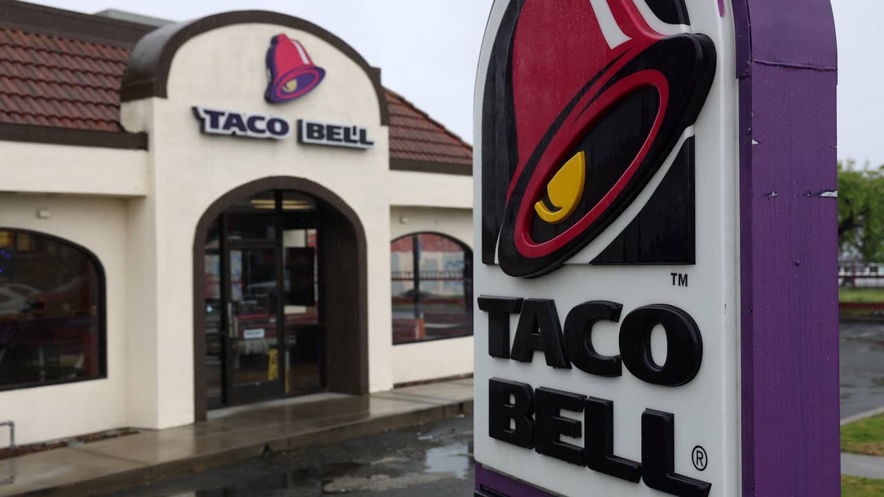 Hallan el cuerpo de una mujer en el baño de un Taco Bell en Mesa