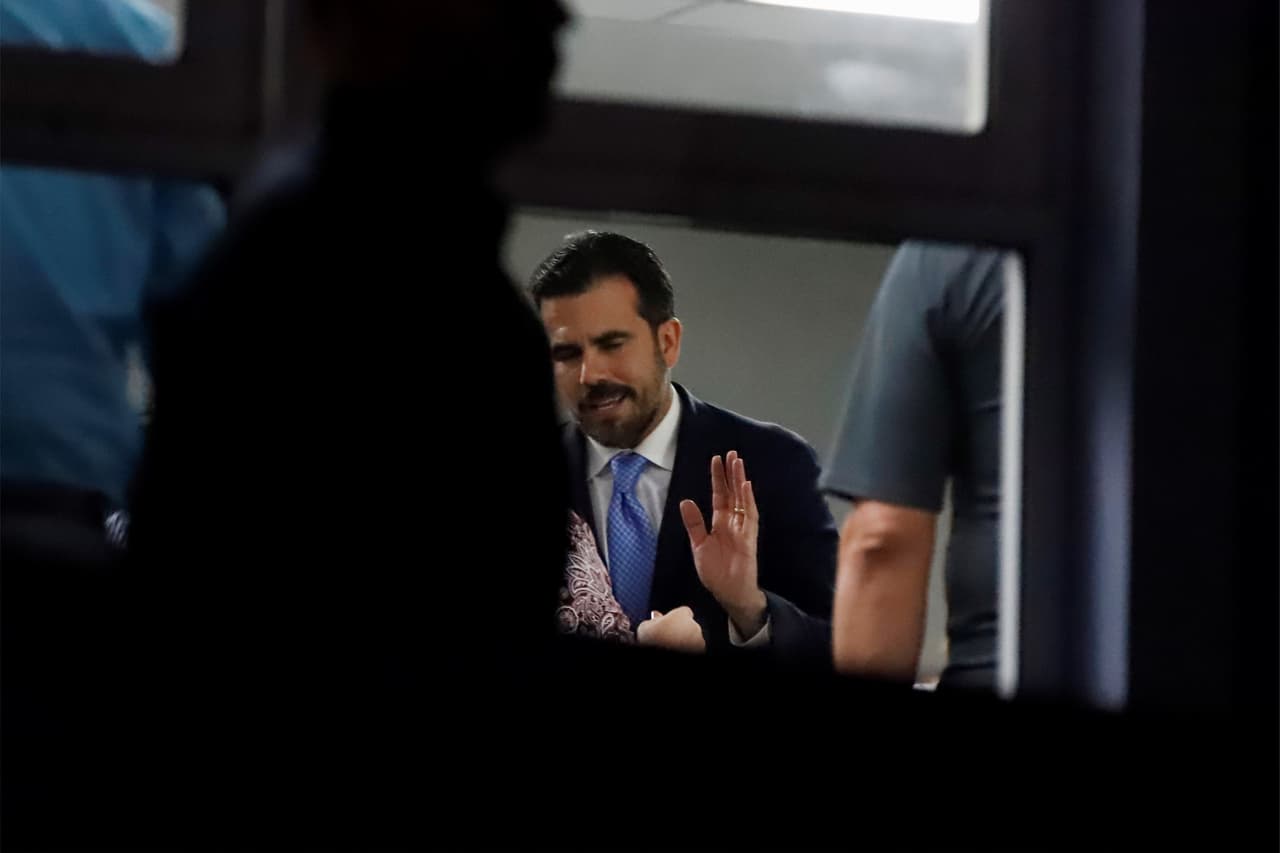 La reunión tuvo lugar después de que Rosselló, inmerso en una crisis institucional y política por su participación en un polémico chat, anunciara que no se presentará a la reelección, que dimite como presidente de su partido, el Partido Nuevo Progresista (PNP) y que no dimitirá como gobernador. El pasado mes de marzo el gobernador había anunciado que se presentaría de nuevo al puesto en los comicios generales del año que viene.