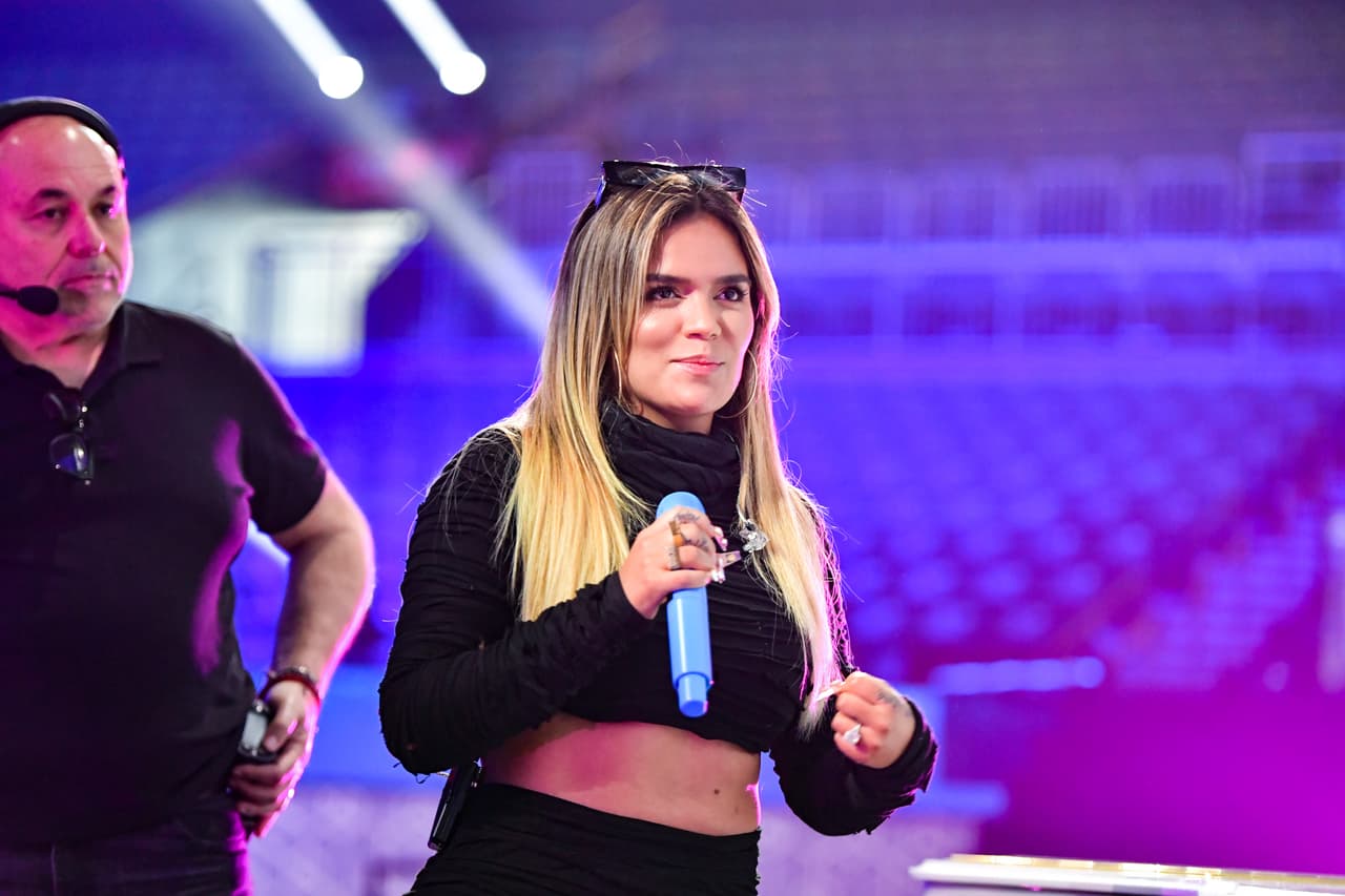 Directamente desembarcada desde Europa, Karol G llegó a los ensayos.