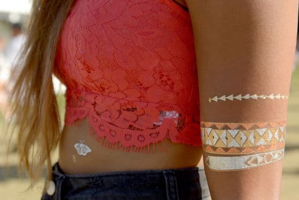 Con diseños navajos, muchas chicas portaron estos tatuajes temporales en tonos dorados y plateados.