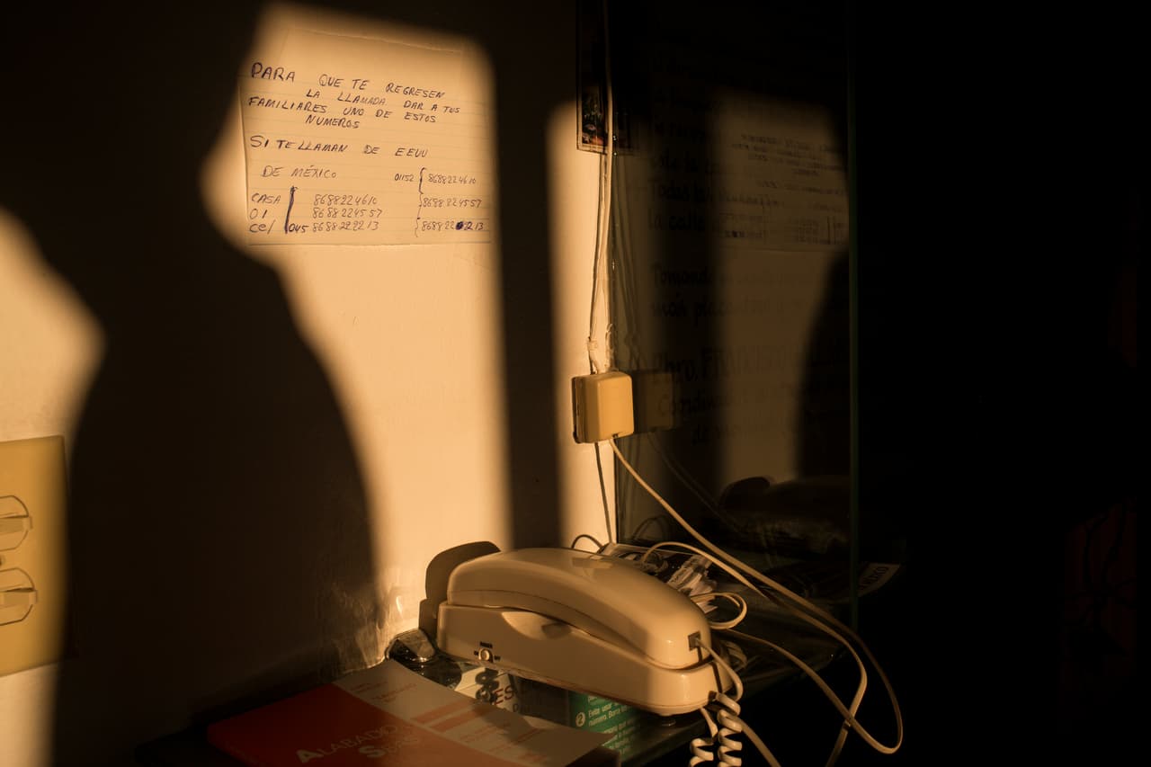 El teléfono con el que los migrantes se comunican con sus familiares en el refugio "Casa del Migrante" en Matamoros, Tamaulipas, México. 21 de marzo de 2017.