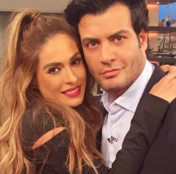 ¡Suertuda! ¿Quién no quisiera abrazar así al galanazo de telenovela, Andres Palacios?.