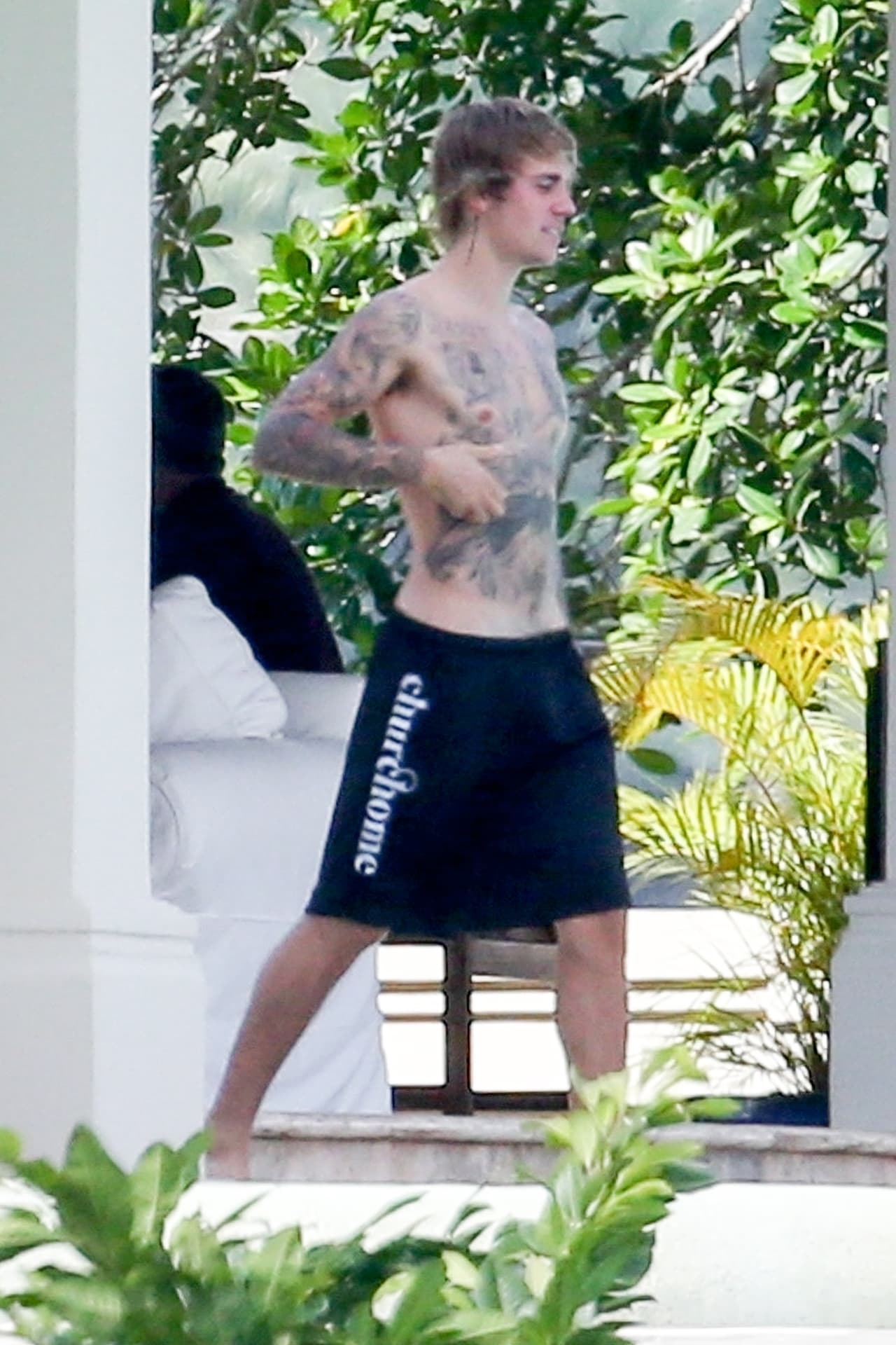 Desde ese lugar, localizado en la bahía Montego, a 30 minutos de donde se estaban hospedando, tomaron un catamarán. Selena fue captada bajándose del barco con una biblia en mano y un libro de autoayuda.
<br>