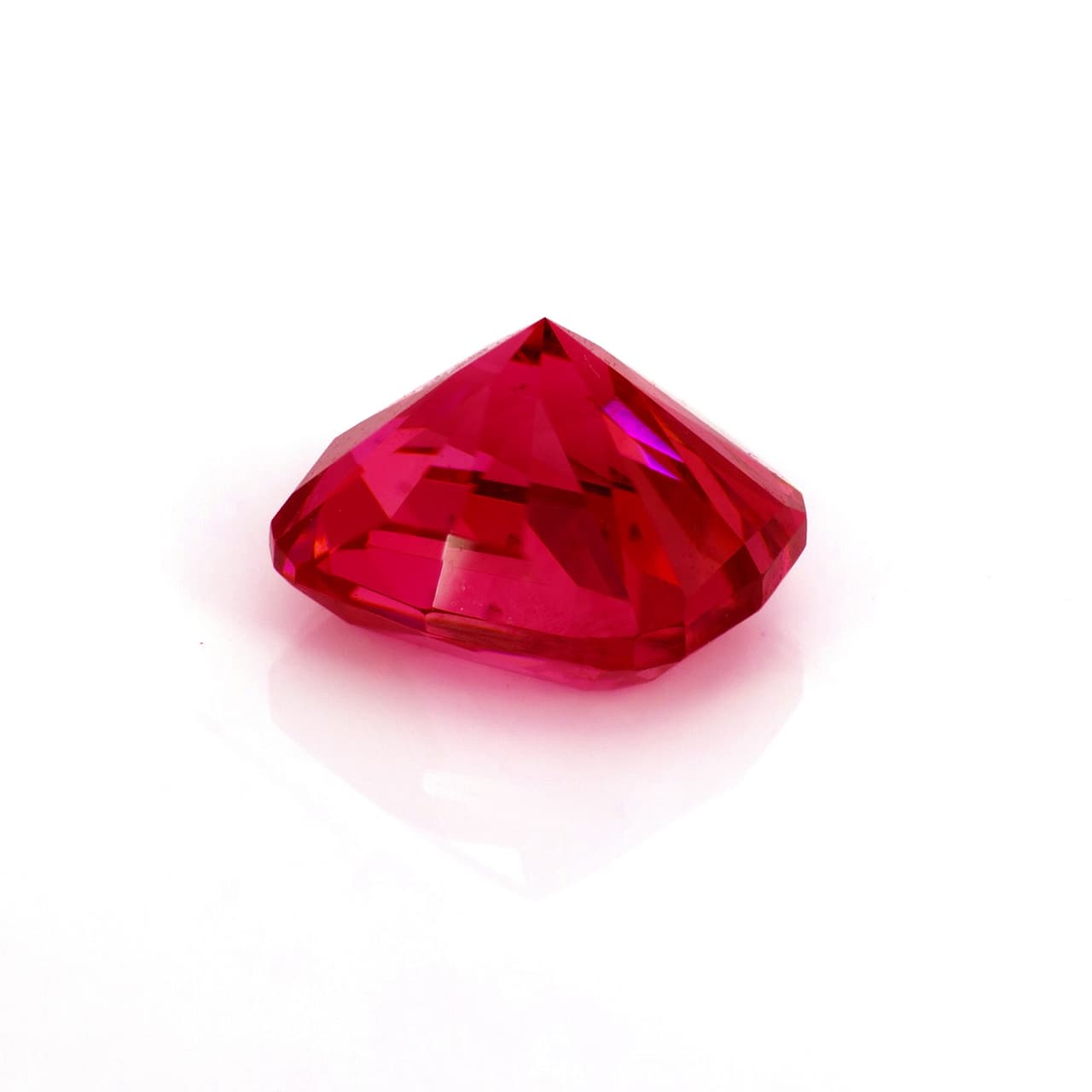 Entre las múltiples propiedades de un rubí comenzamos con su gran poder positivo. Como es una gema cálida relacionada con el sol, también se le asocia con la buena vibra y la energía positva, así que te ayuda si estás desmotivado o cansado con su poder vigorizante, para que concretes tus proyectos de la mejor manera posible.