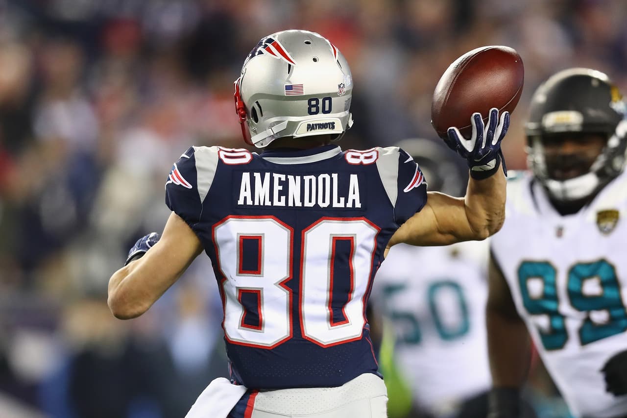 Danny Amendola fue la estrella a la ofensiva para los Pats. En 7 recepciones aportó 84 yardas y dos anotaciones. Además en una jugada sorpresa lanzó un pase para 21 yardas