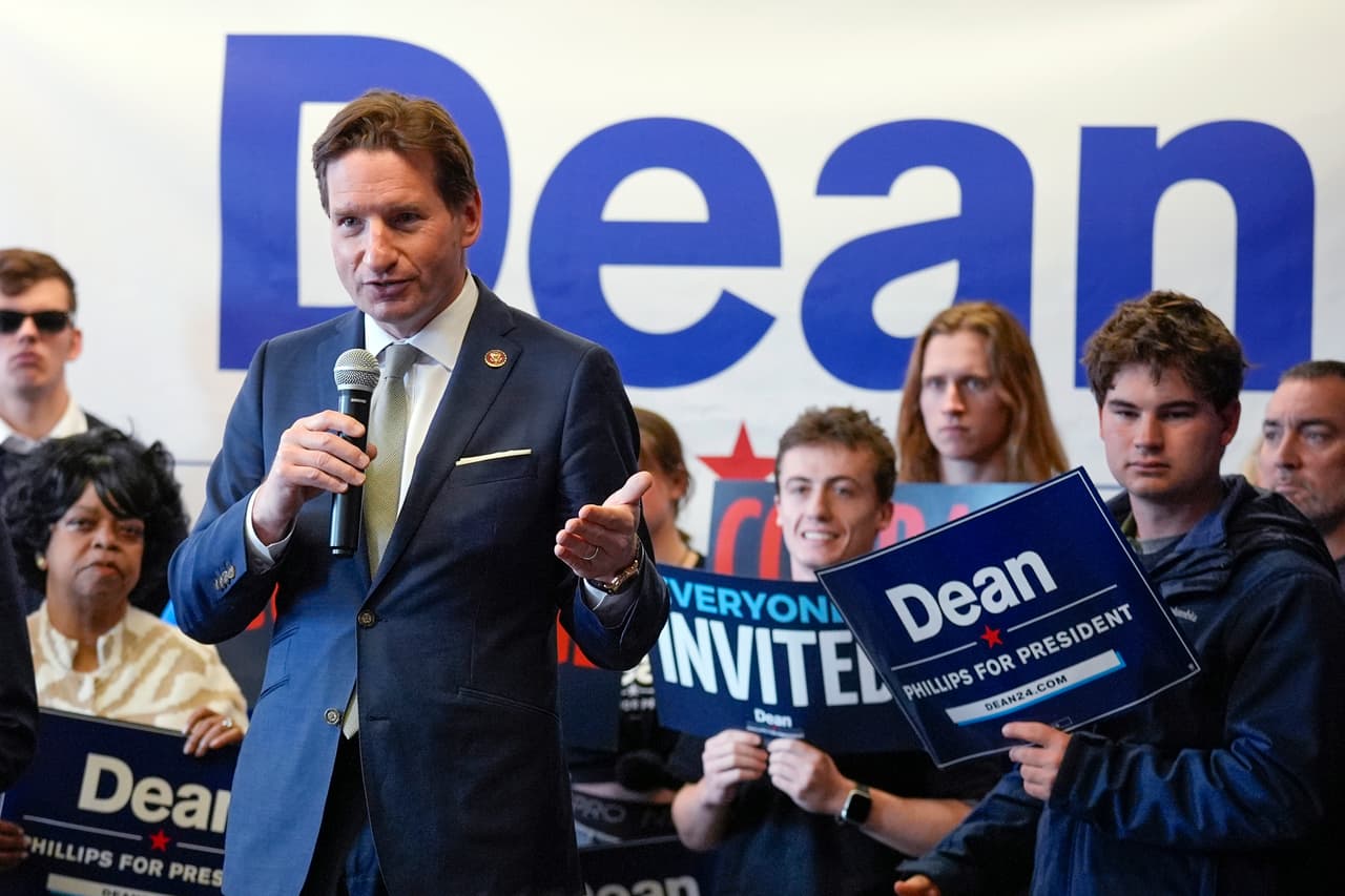 El representante demócrata Dean Phillips en un evento de campaña el 18 de enero de 2024 en New Hampshire.