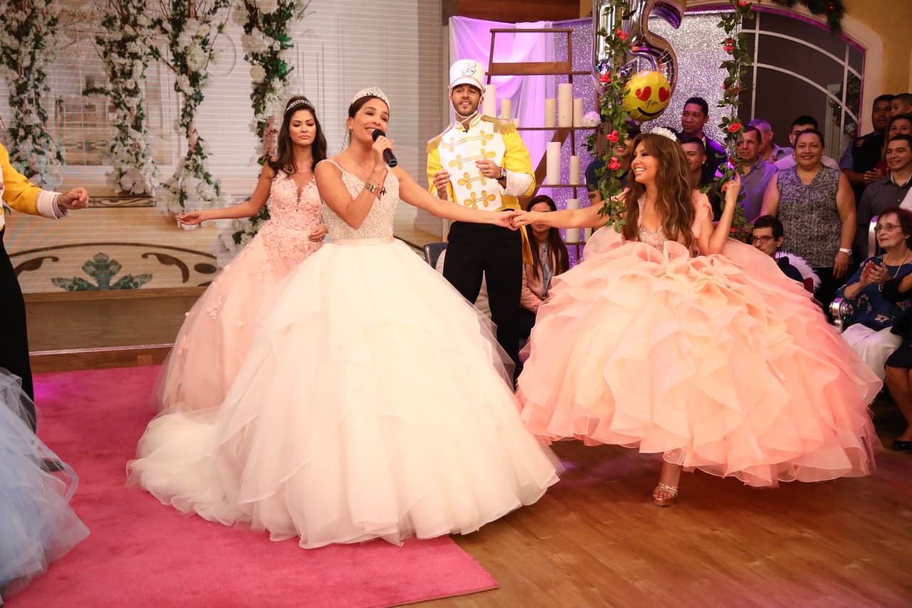 Llegó el turno de Karla Martínez, ella más discreta comenzó su parte.