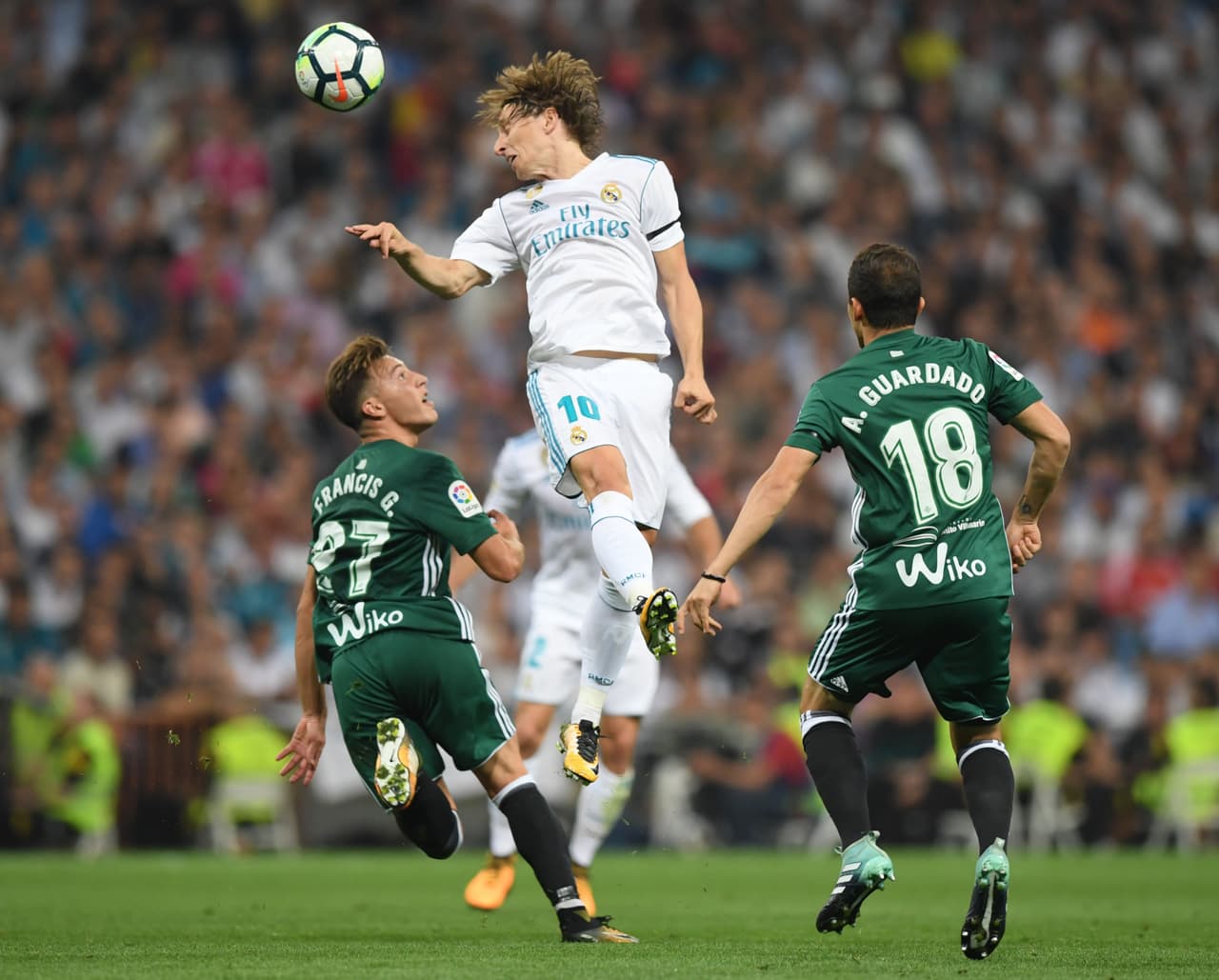 Andrés Guardado (der.) abandonó el PSV Eindovhen para llegar al Betis en España, donde hace parte de un equipo que busca puestos en torneos europeos el próximo año.