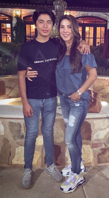 "Ya hasta con mi “bebé “ más chiquito me veo chiquita 😂 (de tamaño por supuesto) #momof3", escribió.