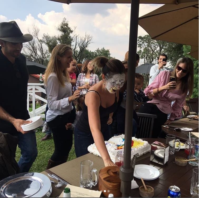 "Crónica de un pastelazo anunciado... tengo evidencia de los responsables y quiero que sepan que pagarán", escribió la actriz en su cuenta de Instagram.