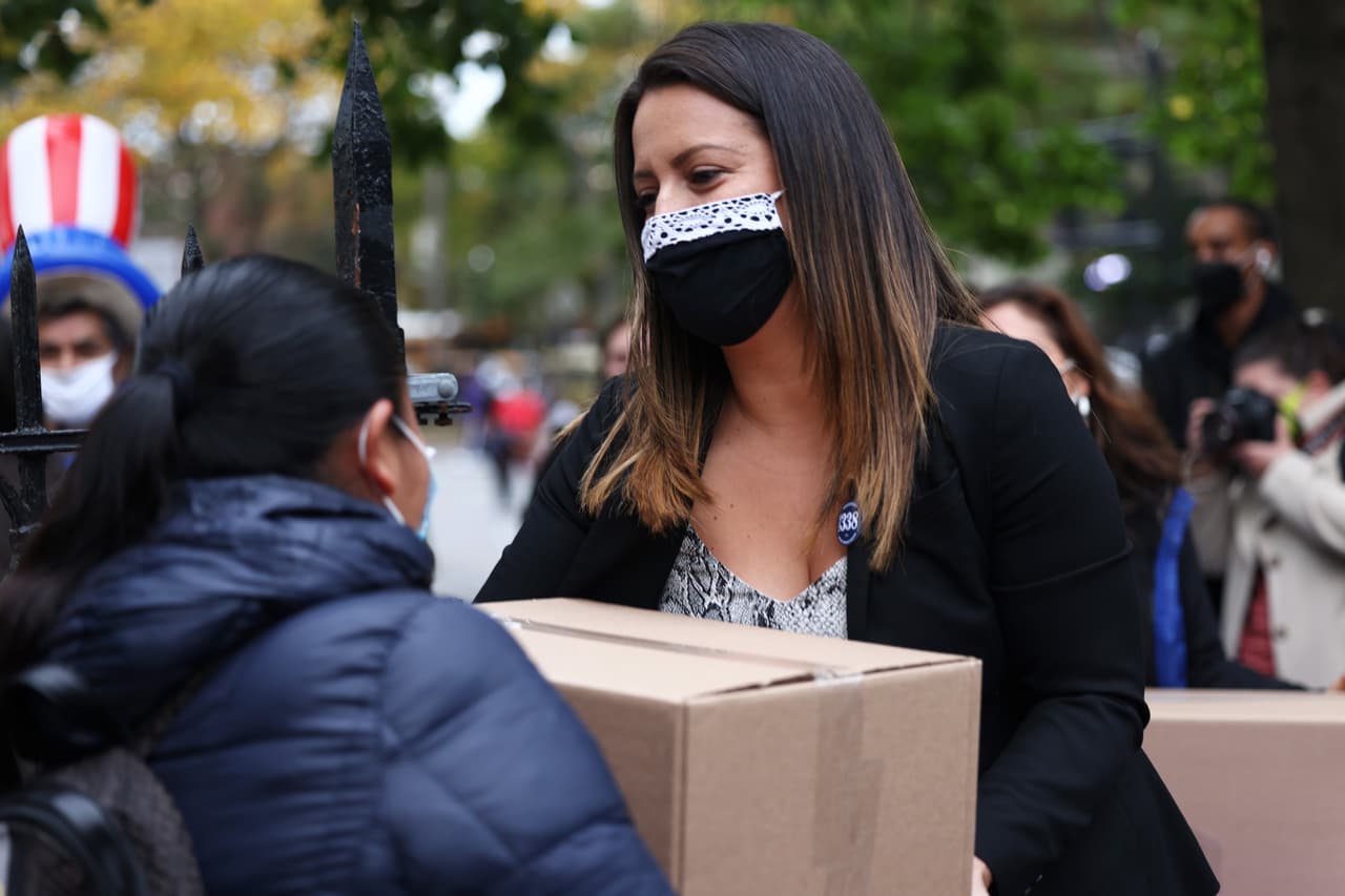 La asambleísta del estado de Nueva York 
<a href="https://www.univision.com/noticias/elecciones-2018/esta-candidata-fue-indocumentada-y-ahora-puede-ser-electa-a-la-asamblea-de-nueva-york">Catalina Cruz</a> entrega una caja de comida durante en el evento de distribución de comida en Queens, el 27 de octubre.