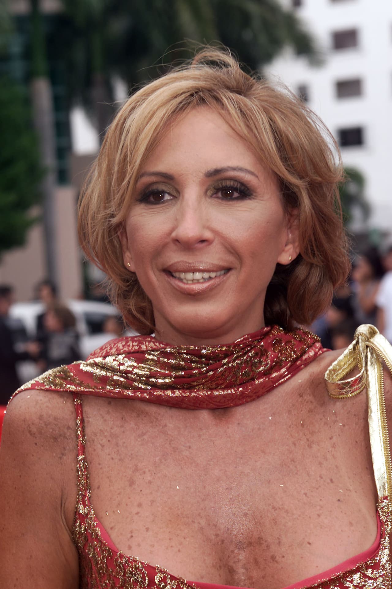 En 1987, y durante el primer gobierno de Alan García, Laura Bozzo fue nombrada funcionaria del Instituto Nacional de Cultura, puesto con el que organizó una serie de concursos a fin de promover la defensa del patrimonio cultural de Perú.