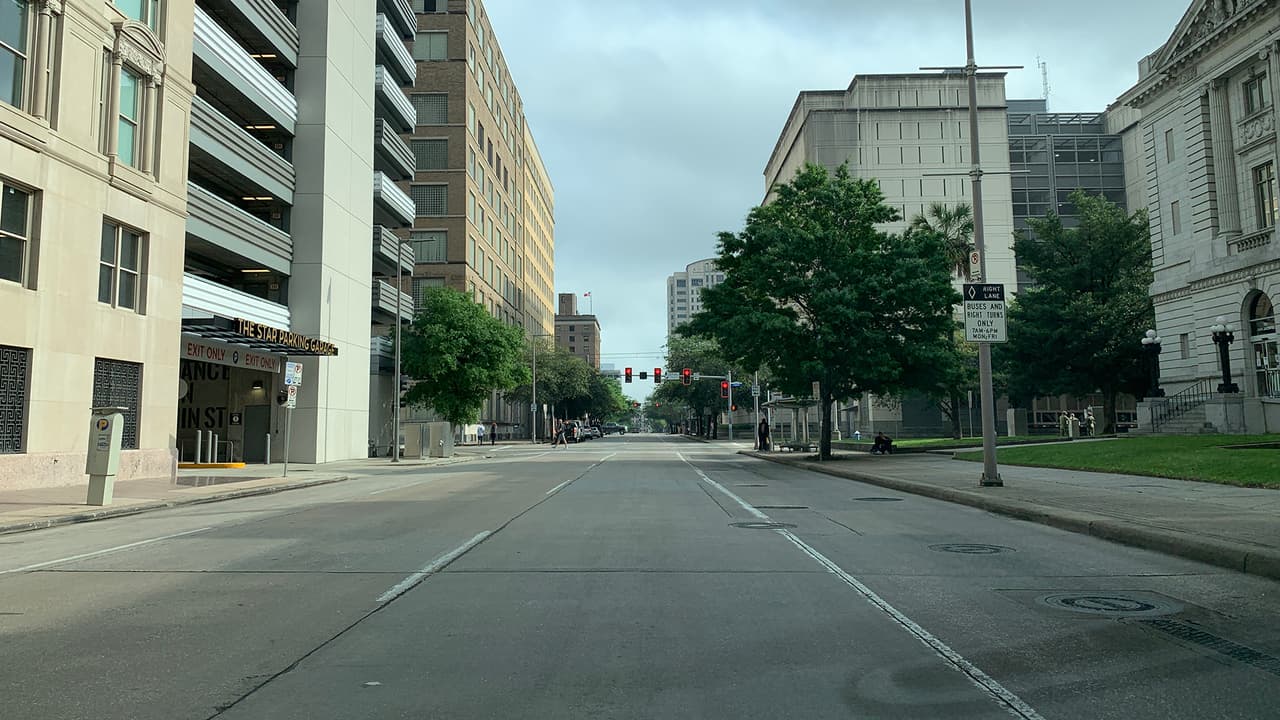 Las calles del centro de la ciudad de Houston lucen vacías luego de las medidas implementadas por autoridades del condado Harris y la ciudad para contener la propagación del coronavirus.