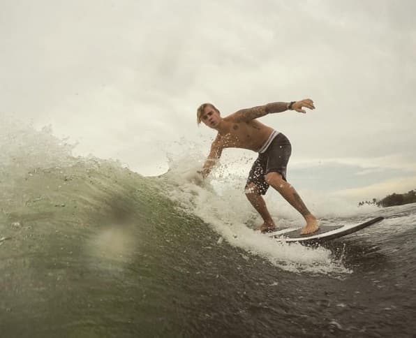 UFFF! Justin es un hombre de acción, por eso no ha dejado practicar surf.