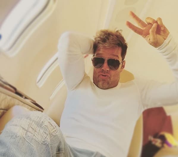 Desde el avión Ricky nos manda un saludo.