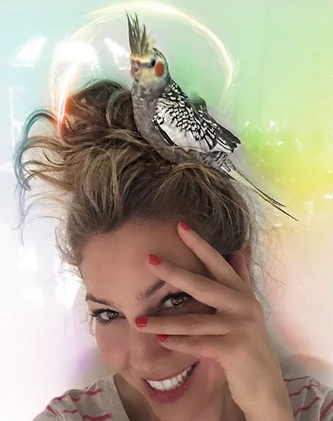 Pero no se despegó de las redes sociales y hasta se tomó esta simpática selfie con todo y pajarito en la cabeza.