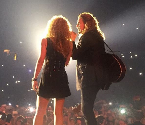 La cantante le dio una sorpresa a sus amigos de Maná y apareció en pleno show de la banda, claro, lo compartió en sus redes.