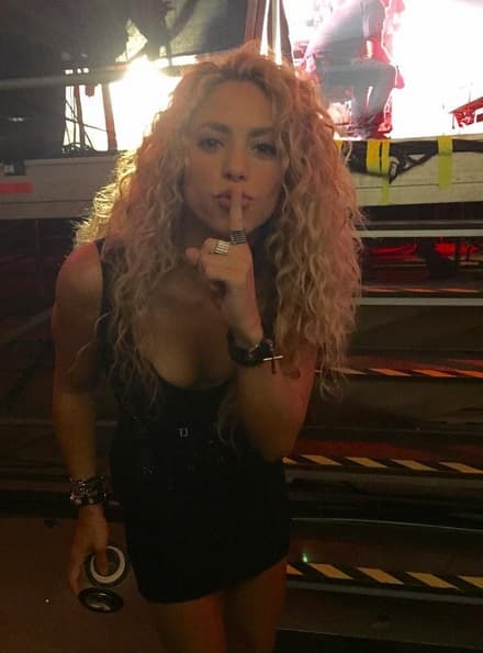 Y para felicidad de miles de fans de Shakira, la diva colombiana regresó a los escenarios y lo hizo de una manera peculiar.