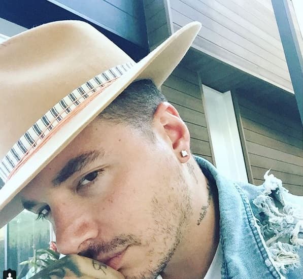 El reggaetonero no dejó de posar con ese sombrerito que resaltó su galanura.