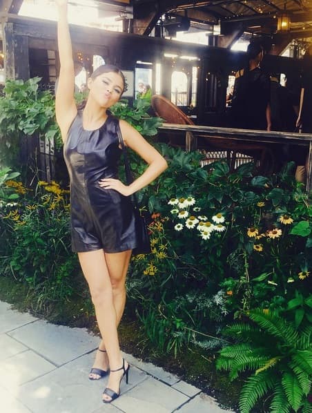 Le fascinan las atrevidas y sexys poses.