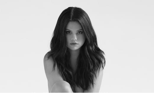 Y hasta con un 'top less' para promover la portada de su nuevo disco.