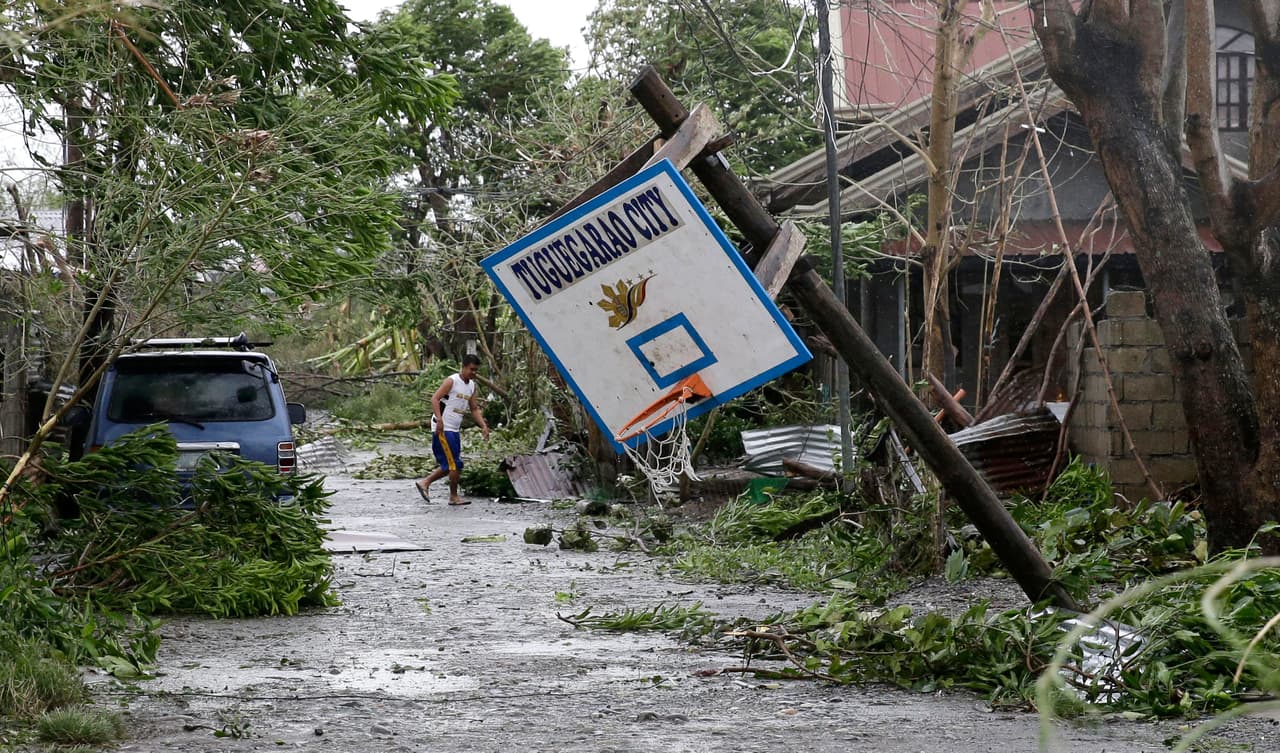 Este sábado, una imagen de la ciudad de Tuguegarao, provincia de Cagayan, Filipinas. BBC informó que la mayoría de las muertes en este país fueron causadas por deslizamientos de tierra. Con caminos bloqueados y sin líneas de comunicación aún no se conoce la cifra real de muertos ni de daños. 
<br>