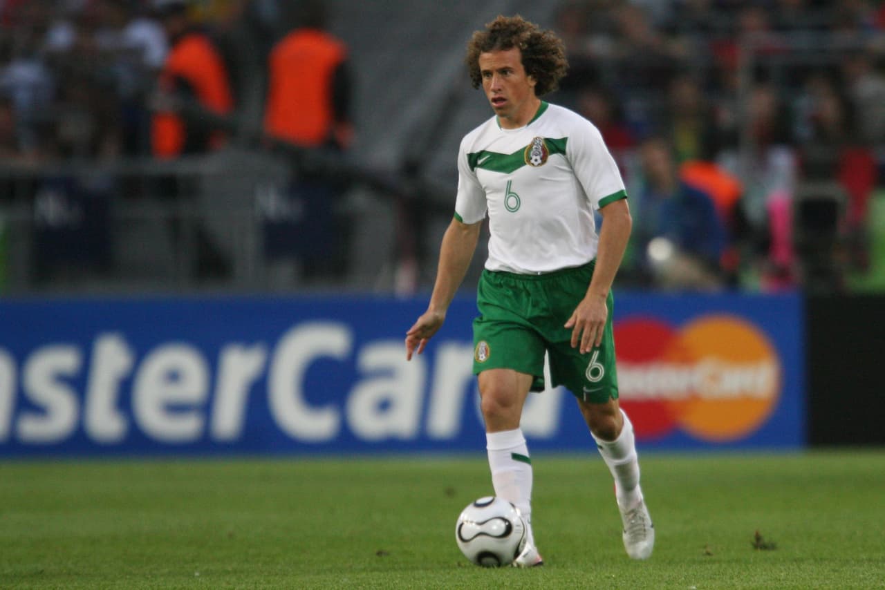 También fue un asiduo en las convocatorias del Tri para las Copas del Mundo. Comenzó con Corea y Japón 2002 –donde marcó su único gol en un torneo de ese calibre– y llegó hasta Sudáfrica 2010.