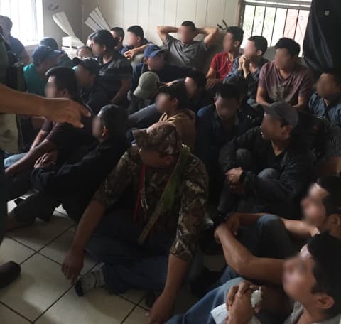 Rescatan a 34 inmigrantes de una casa de seguridad en Texas