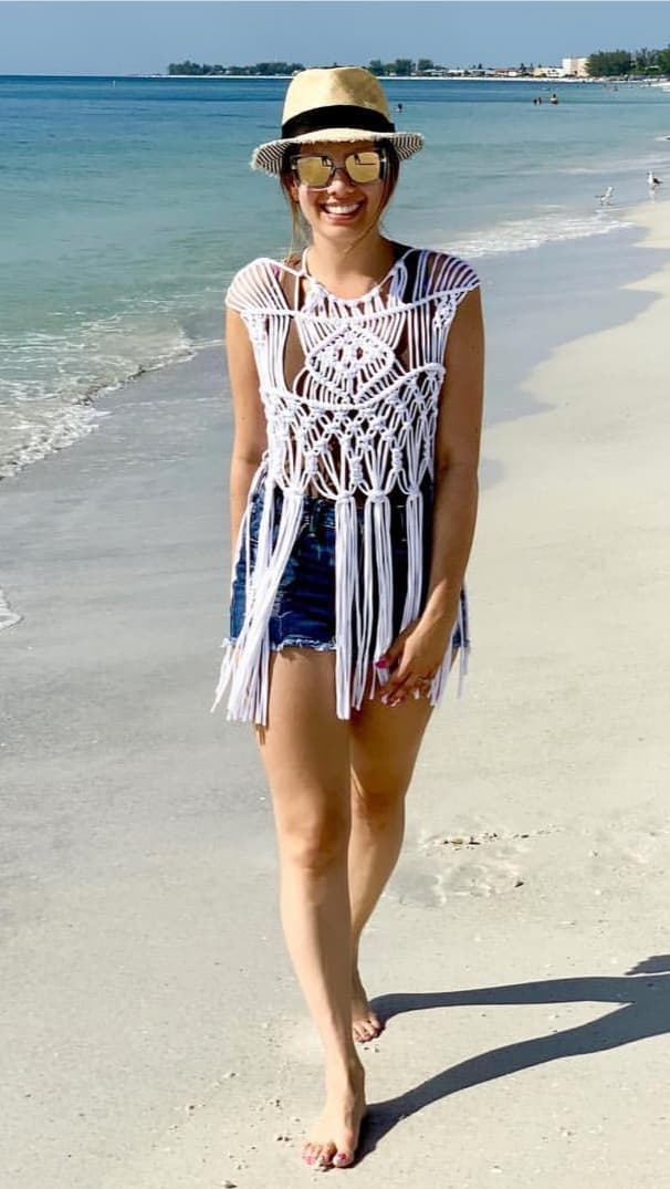 Andrea Chediak fue fotografiada dando un paseo en la playa. Cuando no se tiene planeado nadar, se puede optar por un look como el de nuestra experta en moda: short de mezclilla, la parte de arriba de un bañador y una sobre blusa ligera. Recuerda que para una caminata, los lentes y el sombrero son piezas esenciales.